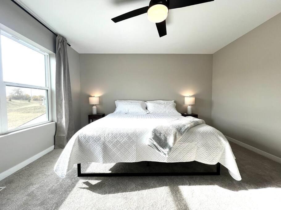 Central Cedar Falls Townhome - King Beds! エクステリア 写真