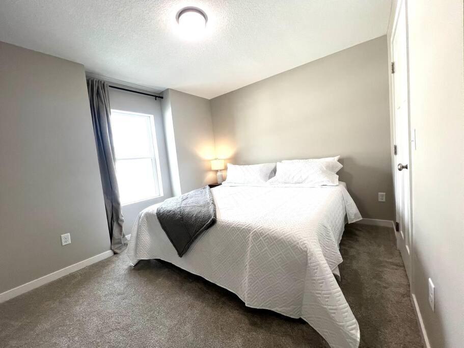 Central Cedar Falls Townhome - King Beds! エクステリア 写真